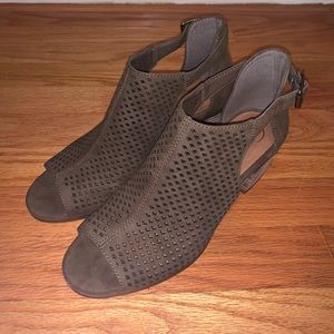 Women’s Jessica Simpson Taupe Heels